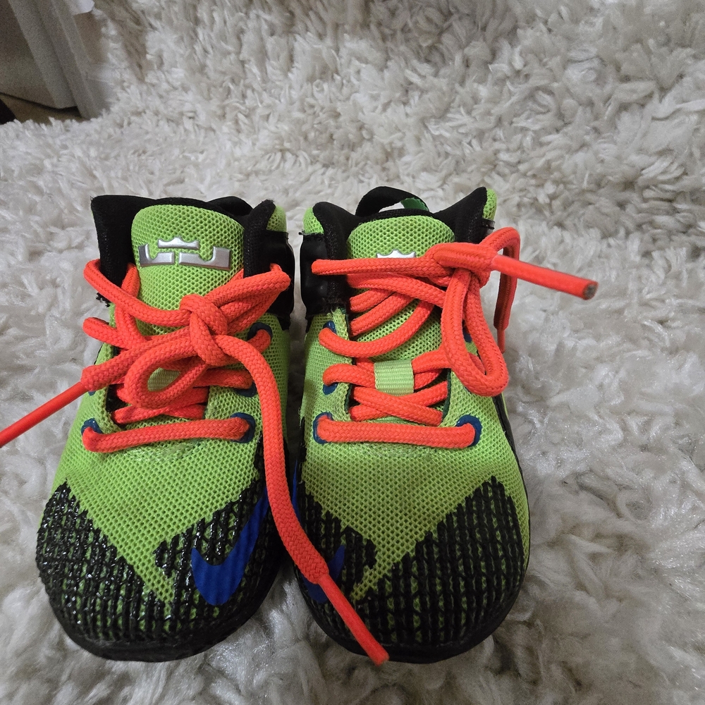 Nike Dynamic Green and Black Sneakers with Vibrant Accents